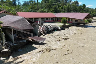 Foto udara Bangunan Sekolah Dasar Negeri (SDN) Alue Lhok yang rusak akibat banjir bandang di Desa Jambak, Kecamatan Pante Ceureumen, Aceh Barat, Aceh, Sabtu (29/11/2025).
