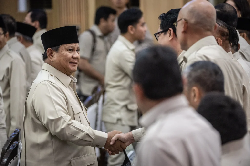 Presiden Prabowo Subianto (kiri) menyapa jajaran Kabinet Merah Putih sebelum membuka Taklimat Awal Tahun saat retret Kabinet Merah Putih di Hambalang, Kabupaten Bogor, Jawa Barat Presiden Prabowo Subianto (kiri) menyapa jajaran Kabinet Merah Putih sebelum membuka Taklimat Awal Tahun saat retret Kabinet Merah Putih di Hambalang, Kabupaten Bogor, Jawa Barat