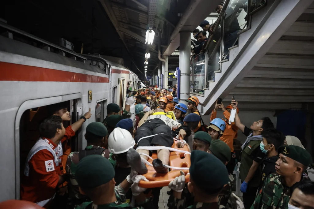Petugas mengevakuasi korban kecelakaan KRL Commuterline dan KA Argo Bromo Anggrek relasi Gambir-Surabaya Pasar Turi di Stasiun Bekasi Timur, Bekasi, Jawa Barat