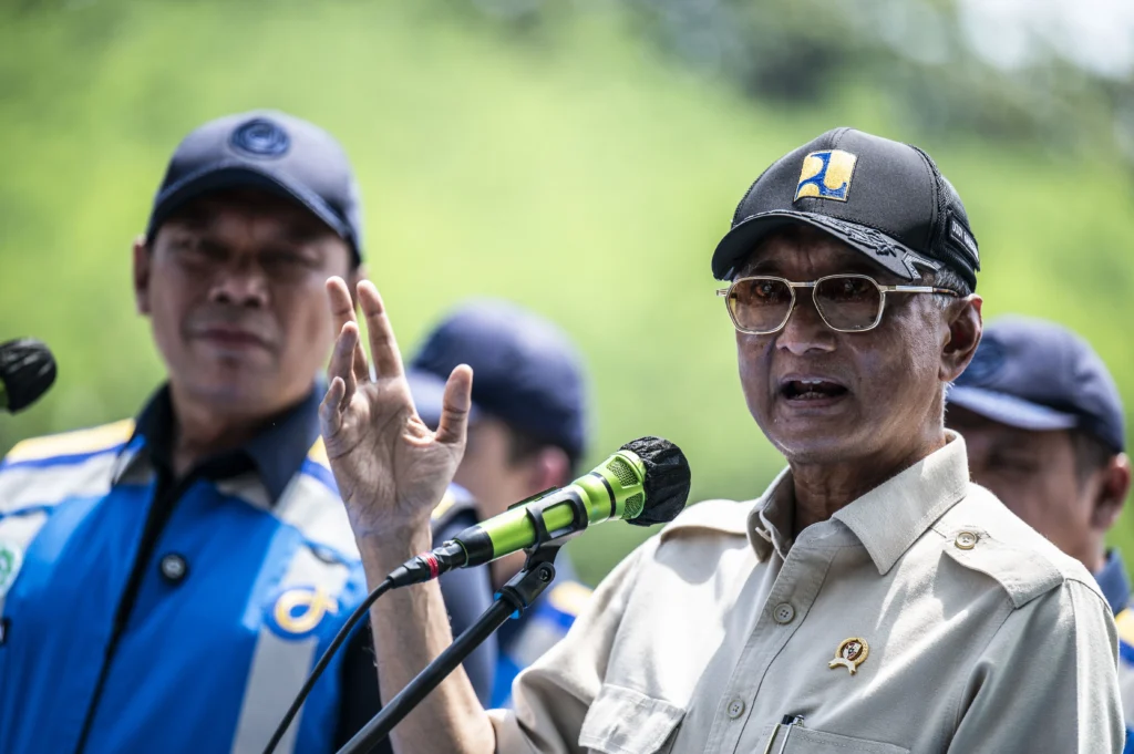 Menteri Pekerjaan Umum (PU) Dody Hanggodo (kanan) didampingi Direktur Utama PT Jasa Marga Rivan Achmad Purwantono (kiri) menyampaikan keterangan pers saat meninjau arus balik Lebaran 2026 di Gerbang Tol (GT) Kalikangkung, Menteri Pekerjaan Umum (PU) Dody Hanggodo (kanan) didampingi Direktur Utama PT Jasa Marga Rivan Achmad Purwantono (kiri) menyampaikan keterangan pers saat meninjau arus balik Lebaran 2026 di Gerbang Tol (GT) Kalikangkung,