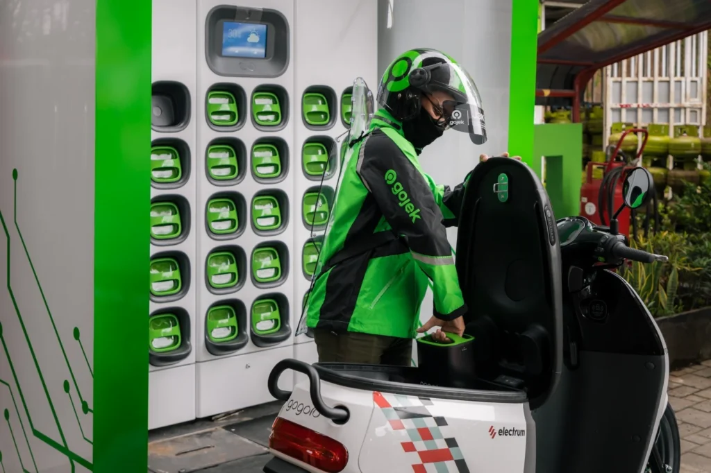 Driver Gojek lagi mengganti baterai Motor. (Sumber: Dok. GoTo)