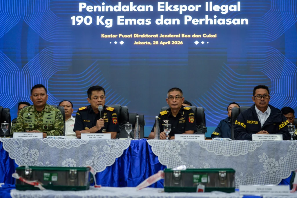 Direktur Jenderal Bea dan Cukai Kementerian Keuangan Djaka Budhi Utama (kedua kiri) bersama Direktur Penindakan dan Penyidikan Priyono Triatmojo (kedua kanan), Danlanud Halim Perdanakusuma Marsma TNI Erwin Sugiandi (kiri) dan Dirreskrimsus Polda Metro Jaya Kombes Pol Victor Dean Mackbon menyampaikan konferensi pers terkait penindakan ekspor ilegal emas dan perhiasan di Jakarta. (Sumber: Antara Foto/Putra M. Akbar/wsj) Direktur Jenderal Bea dan Cukai Kementerian Keuangan Djaka Budhi Utama (kedua kiri) bersama Direktur Penindakan dan Penyidikan Priyono Triatmojo (kedua kanan), Danlanud Halim Perdanakusuma Marsma TNI Erwin Sugiandi (kiri) dan Dirreskrimsus Polda Metro Jaya Kombes Pol Victor Dean Mackbon menyampaikan konferensi pers terkait penindakan ekspor ilegal emas dan perhiasan di Jakarta. (Sumber: Antara Foto/Putra M. Akbar/wsj)