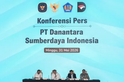 Menko Perekonomian Airlangga Hartarto (kedua kiri) bersama Menkeu Purbaya Yudhi Sadewa (kedua kanan), Chief Operating Officer (COO) Danantara sekaligus Kepala BP BUMN Dony Oskaria (kanan), dan Kepala Badan Komunikasi Pemerintah Muhammad Qodari (kiri) menyampaikan Konferensi Pers Persiapan Operasional PT Danantara Sumberdaya Indonesia di Wisma Danantara, Jakarta, Minggu (31/5/2026).