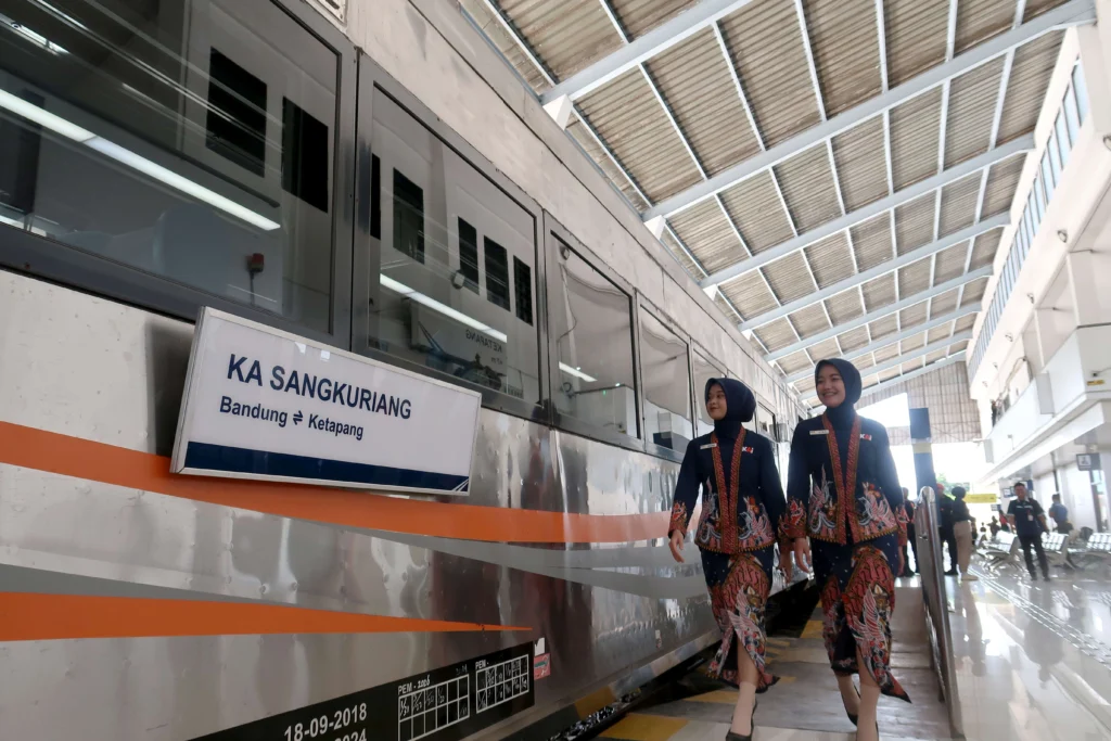 Pramugari melintas di samping gerbong Kereta Api (KA) Sangkuriang menjelang diberangkatkan saat peluncurannya di Stasiun Ketapang, Banyuwangi, Jawa Timur, Sabtu (2/5/2026). PT KAI meresmikan Kereta Api Sangkuriang relasi Banyuwangi-Bandung berjarak 1.002 kilometer dengan tiga kelas layanan yakni Kelas Compartemnt, Eksekutif dan Ekonomi sebagai upaya mempermudah konektivitas masyarakat serta mendukung sektor pariwisata. Pramugari melintas di samping gerbong Kereta Api (KA) Sangkuriang menjelang diberangkatkan saat peluncurannya di Stasiun Ketapang, Banyuwangi, Jawa Timur, Sabtu (2/5/2026). PT KAI meresmikan Kereta Api Sangkuriang relasi Banyuwangi-Bandung berjarak 1.002 kilometer dengan tiga kelas layanan yakni Kelas Compartemnt, Eksekutif dan Ekonomi sebagai upaya mempermudah konektivitas masyarakat serta mendukung sektor pariwisata.