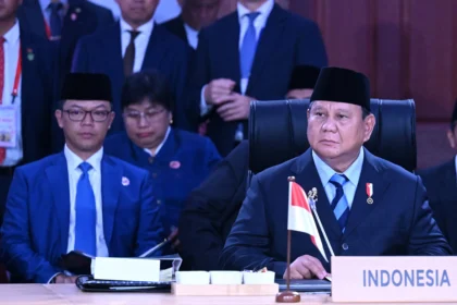 Presiden Prabowo Subianto (kanan) didampingi Menteri Luar Negeri Sugiono (kiri) mengikuti sesi pleno Konferensi Tingkat Tinggi (KTT) ke-48 ASEAN di Mactan Expo, Cebu, Filipina, Jumat (8/5/2026). Presiden Prabowo menegaskan bahwa ASEAN harus tetap menjadi jangkar stabilitas kawasan di tengah meningkatnya dinamika geopolitik global melalui penguatan solidaritas dan kerja sama antarnegara.