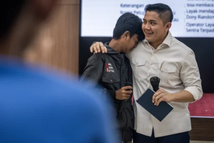 Sekretaris Kabinet (Seskab) Teddy Indra Wijaya (kanan) berbincang dengan calon siswa saat meninjau bakal Sekolah Rakyat di kompleks Sekolah Tinggi Ilmu Adminstrasi Lembaga Administrasi Negara (STIA LAN), Penjompongan, Jakarta, Rabu (22/4/2026). Peninjauan tersebut untuk memastikan kesiapan sarana dan prasarana bakal Sekolah Rakyat yang menampung sebanyak 100 siswa dari keluarga tidak mampu untuk memperoleh pendidikan dengan lingkungan berkualitas. (ANTARA FOTO/Bayu Pratama S)
