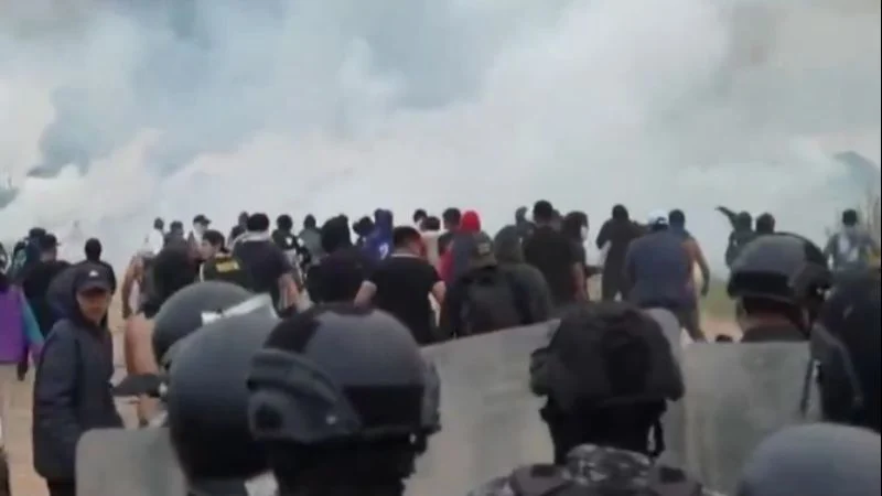 Krisis ekonomi picu kerusuhan di Bolivia dengan tentara dilibatkan pemerintah. Krisis ekonomi picu kerusuhan di Bolivia dengan tentara dilibatkan pemerintah.