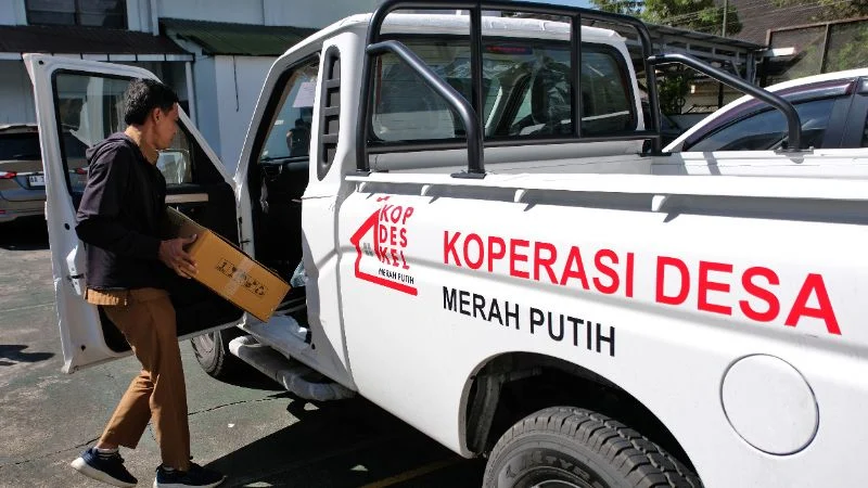 Pengurus koperasi membawa perlengkapan mobil pick up saat penyerahan kendaraan operaslional Koperasi Desa/Kelurahan Merah Putih (KDKMP) di Temanggung. Pengurus koperasi membawa perlengkapan mobil pick up saat penyerahan kendaraan operaslional Koperasi Desa/Kelurahan Merah Putih (KDKMP) di Temanggung.