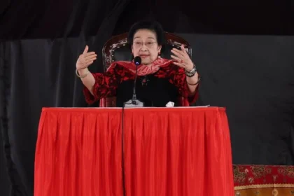 Ketua Umum DPP PDIP Megawati Soekarnoputri saat peresmian renovasi Istana Gebang dan patung Bung Karno di Kota Blitar, Jawa Timur, Senin, 15 Juni 2026.