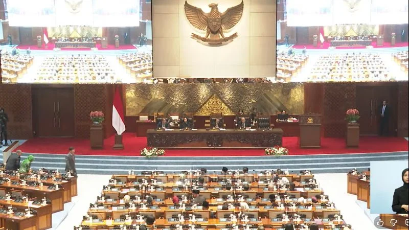 Paripurna DPR sahkan RUU Polri menjadi UU. Paripurna DPR sahkan RUU Polri menjadi UU.