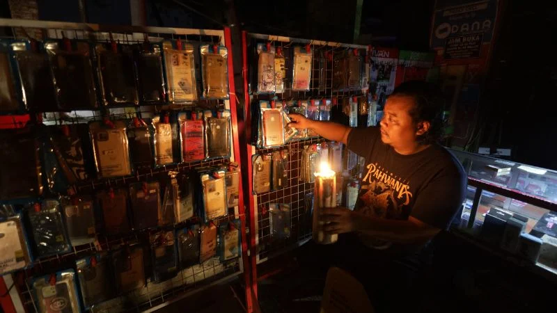 Ilustrasi aktivitas masyarakat terganggung karena adanya pemadaman listrik. Ilustrasi aktivitas masyarakat terganggung karena adanya pemadaman listrik.