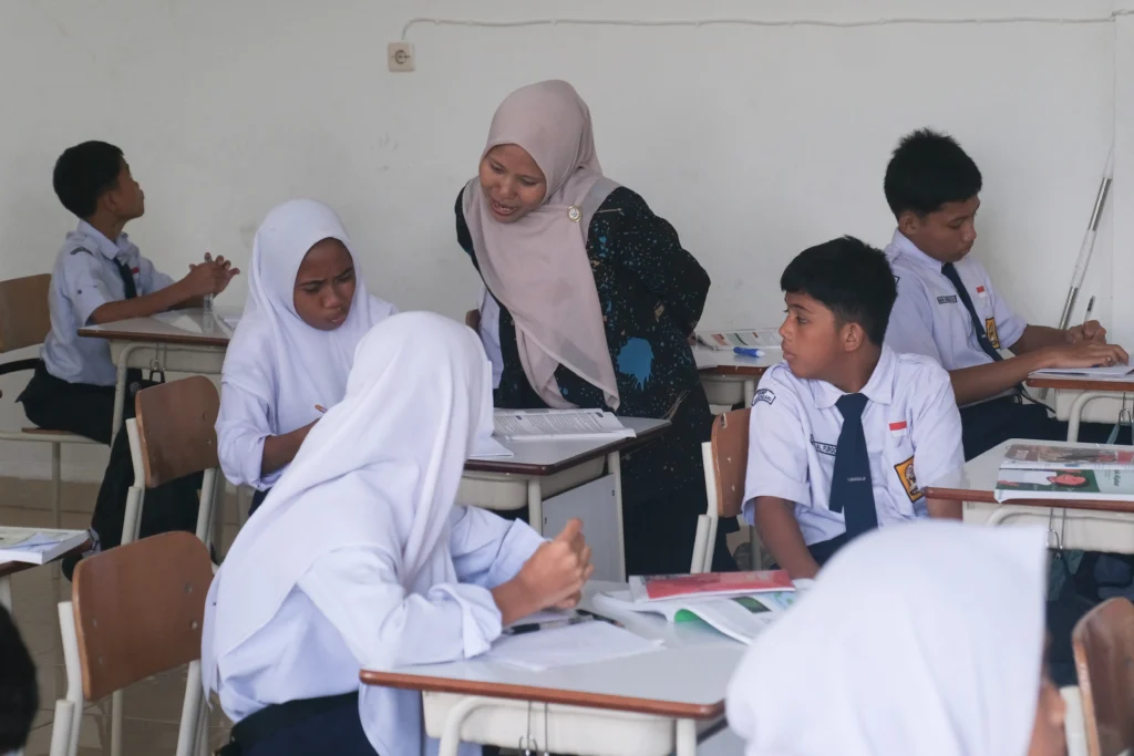 Guru membimbing siswi mengerjakan soal saat proses belajar mengajar di SRMP 25 Kendari, Sulawesi Tenggara, Selasa (26/5/2026). Guru membimbing siswi mengerjakan soal saat proses belajar mengajar di SRMP 25 Kendari, Sulawesi Tenggara, Selasa (26/5/2026).