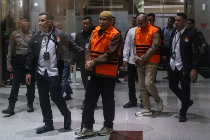 Komisaris PT Raudah Eksati sekaligus Ketua Umum Asosiasi Kesthuri Asrul Azis Taba (keempat kanan) dan Direktur Operasional PT Makassar Toraja (Maktour) Ismail Adham (kedua kanan) mengenakan rompi tahanan usai menjalani pemeriksaan terkait kasus dugaan korupsi kuota haji dalam penyelenggaraan ibadah haji tahun 2023-2024 di Gedung Merah Putih KPK, Jakarta, Senin (8/6/2026).
