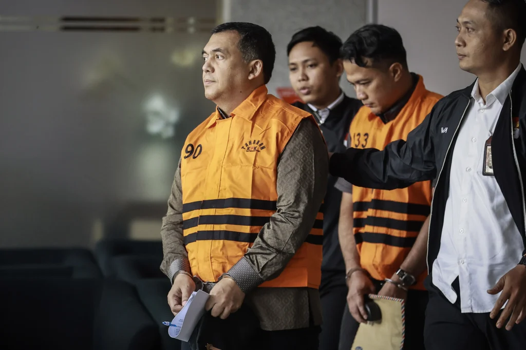 Wakil Menteri Imigrasi dan Pemasyarakatan (Imipas) Silmy Karim (kiri) berjalan dengan mengenakan rompi tahanan dan tangan terborgol usai menjalani pemeriksaan di Gedung Merah Putih KPK, Jakarta, Kamis (4/6/2026). (Sumber: Antara Foto/Dhemas Reviyanto/app/tom) Wakil Menteri Imigrasi dan Pemasyarakatan (Imipas) Silmy Karim (kiri) berjalan dengan mengenakan rompi tahanan dan tangan terborgol usai menjalani pemeriksaan di Gedung Merah Putih KPK, Jakarta, Kamis (4/6/2026). (Sumber: Antara Foto/Dhemas Reviyanto/app/tom)