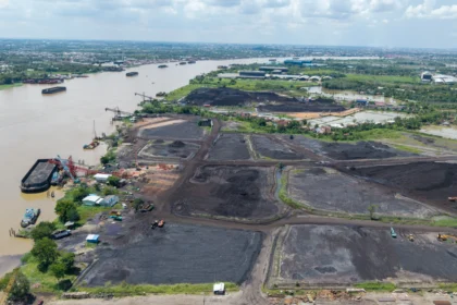 Foto udara suasana bongkar muat di tempat penampungan sementara batu bara di Keramasan, Kertapati, Palembang, Sumatera Selatan, Rabu (6/5/2026). (Sumber: Antara Foto/Nova Wahyudi/YU)