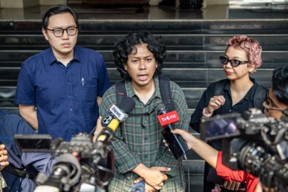 Koordinator KontraS Dimas Bagus Arya (tengah) didampingi Anggota Divisi Hukum KontraS Vebrina Monicha (kanan) dan Pengacara Publik LBH Jakarta Daniel Winarta (kiri) dari Tim Advokasi untuk Demokrasi (TAUD) menyampaikan keterangan kepada awak media di Polda Metro Jaya, Jakarta, Rabu (17/6/2026).