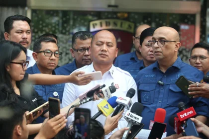 Kapuspenkum Kejaksaan Agung Anang Supriatna (tengah) didampingi Direktur Penyidikan Jampidsus Kejagung Syarief Sulaeman (kanan) dan Dirtut Jampidsus Ardito Muwardi (ketiga kiri) memberikan keterangan pers terkait penetapan tersangka baru kasus korupsi MBG di Gedung Bundar Kejaksaan Agung, Jakarta, Kamis (11/6/2026).