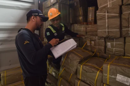 Petugas Bea Cukai meninjau dokumen barang impor di Pelabuhan Tanjung Priok, Jakarta, Sabtu (6/6/2026).