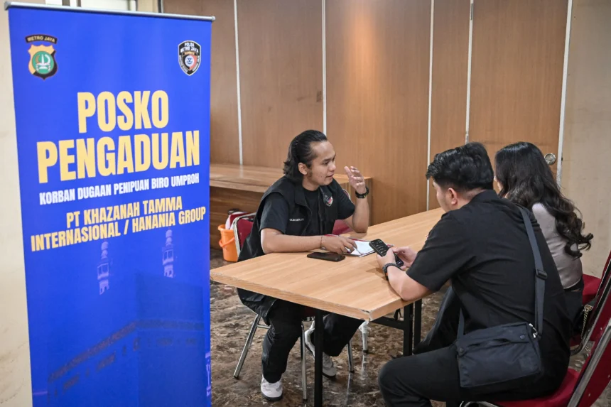 Petugas melayani korban kasus penipuan perjalanan umrah di posko pengaduan, Polda Metro Jaya, Jakarta