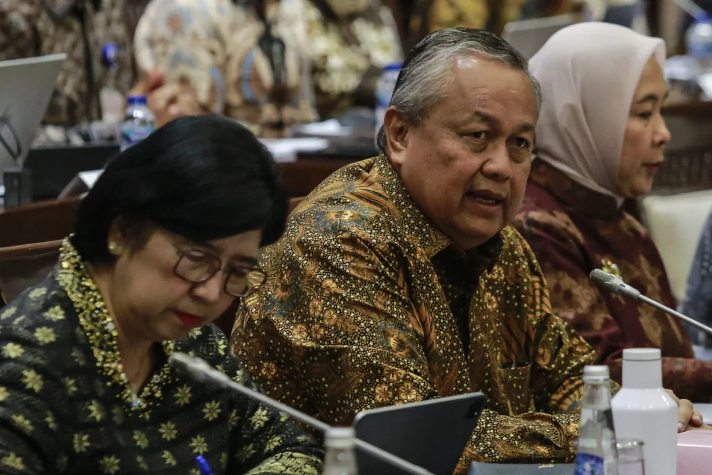 Gubernur Bank Indonesia Perry Warjiyo (tengah) bersama Deputi Gubernur Senior Bank Indonesia Destry Damayanti (kiri), dan Deputi Gubernur Bank Indonesia Aida Budiman (kanan) mengikuti rapat kerja dengan Komisi XI DPR di Kompleks Parlemen, Senayan, Jakarta, Senin (18/5/2026). Gubernur Bank Indonesia Perry Warjiyo (tengah) bersama Deputi Gubernur Senior Bank Indonesia Destry Damayanti (kiri), dan Deputi Gubernur Bank Indonesia Aida Budiman (kanan) mengikuti rapat kerja dengan Komisi XI DPR di Kompleks Parlemen, Senayan, Jakarta, Senin (18/5/2026).