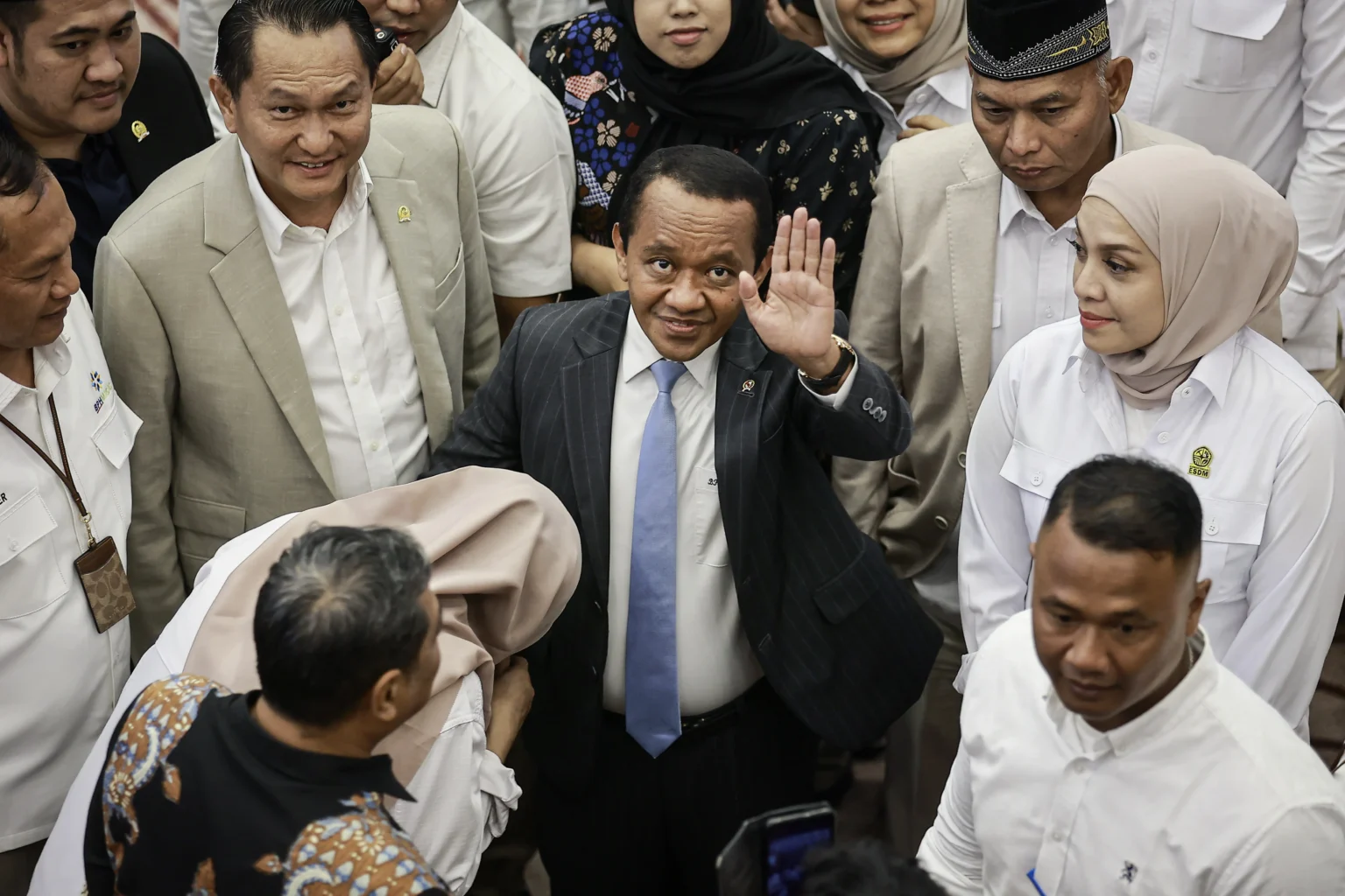 Menteri ESDM Bahlil Lahadalia (tengah) melambaikan tangan usai mengikuti rapat kerja dengan Komisi XII DPR di Kompleks Parlemen, Senayan, Jakarta, Senin (15/6/2026).