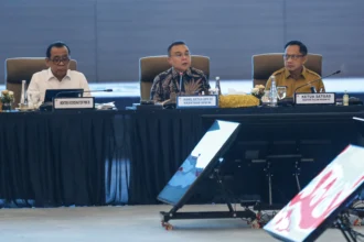Wakil Ketua DPR Sufmi Dasco Ahmad (tengah) bersama Menteri Koordinator Bidang Pembangunan Manusia dan Kebudayaan Pratikno (kiri) dan Menteri Dalam Negeri sekaligus Ketua Satgas Tito Karnavian (kanan) memimpin rapat koordinasi DPR dengan Pemerintah Satuan Tugas Pemulihan Pascabencana di Kompleks Parlemen, Senayan, Jakarta, Senin (25/5/2026)