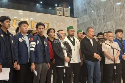 Wakil Ketua DPR Sufmi Dasco Ahmad dan Saan Mustopa, saat menerima perwakilan mahasiswa di Gedung DPR/MPR