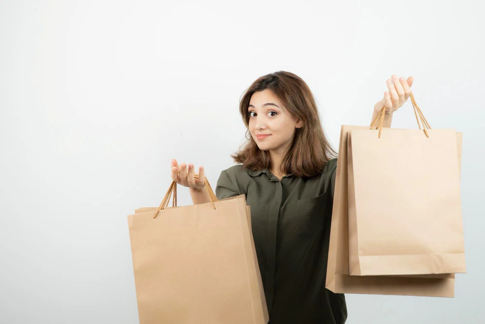 Seorang perempuan menunjukkan totebag.