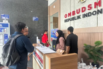 Perwakilan ICW memasukan laporan pelanggaran administrasi pimpinan BGN ke Ombudsman RI.