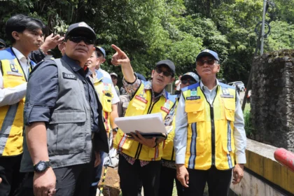 Menteri Pekerjaan Umum (PU) Dody Hanggodo (kanan) meninjau Jembatan Enang-Enang di Desa Arul Cincin, Kecamatan Pintu Rime Gayo, Kabupaten Bener Meriah, Aceh, Rabu (8/7/2026).