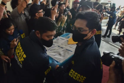 Personel Direktorat Reserse Kriminal Khusus Polda Metro Jaya mengangkut barang bukti kasus dugaan korupsi Tindak Pidana Pencucian uang (TPPU) saat tiba di Gedung Jampidsus Kejaksaan Agung, Jakarta, Jumat (17/7/2026).