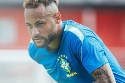 Neymar da Silva Santos Júnior yang umumnya dikenal sebagai Neymar atau Neymar Jr, pemain sepak bola profesional Brasil