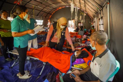 Petugas Medis dari Muhammadiyah Disaster Management Center (MDMC) memeriksa korban gempa di Dampek, Lamba Leda Utara, Manggarai Timur, Nusa Tenggara Timur (NTT), Sabtu (22/8/2026).