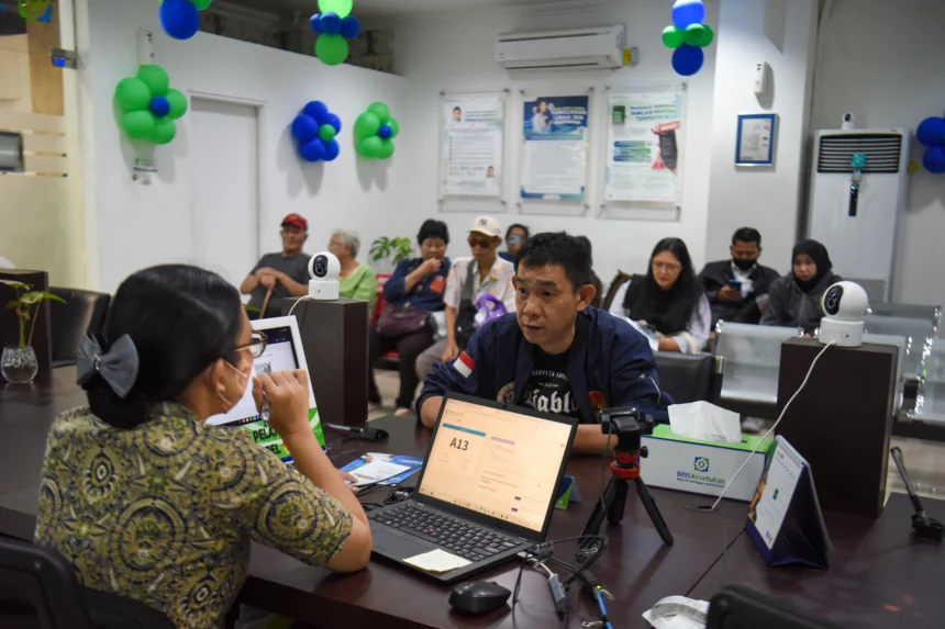 Petugas melayani warga peserta program BPJS Kesehatan di Kantor BPJS Kesehatan Cabang Jakarta Pusat, Jakarta, Rabu (22/7/2026).
