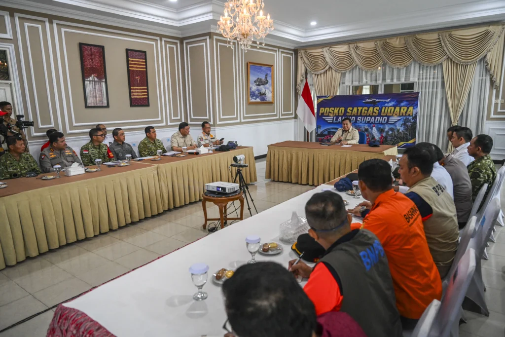 Presiden Prabowo Subianto (tengah) memimpin rapat bersama menteri Kabinet Merah Putih di Landasan Udara Supadio, Kubu Raya, Kalimantan Barat Presiden Prabowo Subianto (tengah) memimpin rapat bersama menteri Kabinet Merah Putih di Landasan Udara Supadio, Kubu Raya, Kalimantan Barat