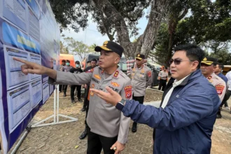 Kapolda Banten Irjen Pol Hengki (kiri) bersama Direktur Pemberitaan LKBN ANTARA Virgandhi Prayudantoro (kedua kanan) melihat informasi data korban penumpang kapal yang hilang kontak di Dermaga Marina Lippo Carita, Pandeglang, Banten