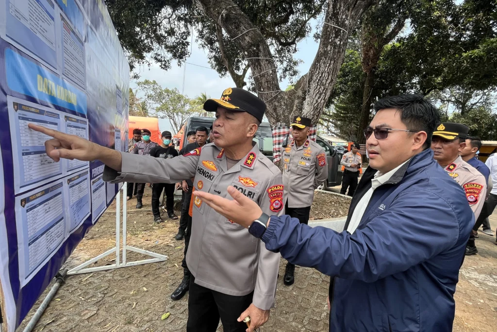 Kapolda Banten Irjen Pol Hengki (kiri) bersama Direktur Pemberitaan LKBN ANTARA Virgandhi Prayudantoro (kedua kanan) melihat informasi data korban penumpang kapal yang hilang kontak di Dermaga Marina Lippo Carita, Pandeglang, Banten. (Sumber: Antara Foto/Sigid Kurniawan/wsj) Kapolda Banten Irjen Pol Hengki (kiri) bersama Direktur Pemberitaan LKBN ANTARA Virgandhi Prayudantoro (kedua kanan) melihat informasi data korban penumpang kapal yang hilang kontak di Dermaga Marina Lippo Carita, Pandeglang, Banten. (Sumber: Antara Foto/Sigid Kurniawan/wsj)