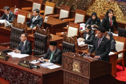 Ketua Komisi III DPR Habiburokhman (kanan) menyampaikan laporan perkembangan penyusunan RUU Perampasan Aset terkait tindak pidana pada Rapat Paripurna ke-3 Masa Persidangan I Tahun Sidang 2026-2027 di Kompleks Parlemen, Senayan, Jakarta, Kamis (27/8/2026).