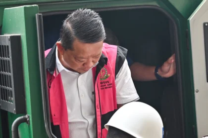 Tersangka kasus dugaan Tindak Pidana Pencucian Uang (TPPU) Febrie Adriansyah (tengah) saat tiba di Gedung Utama Kejaksaan Agung, Jakarta, Kamis (3/9/2026).